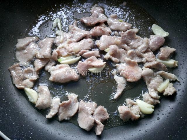 煸炒至肉片变白。