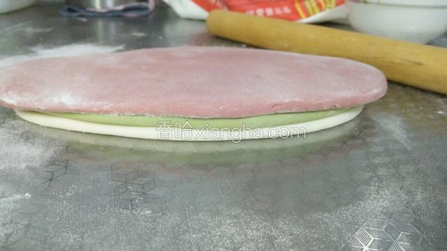 在上面一层抹水，依次相叠起来