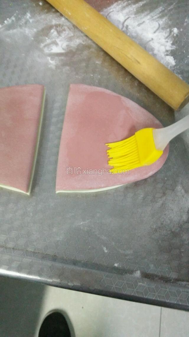 叠起来后再稍微擀一下，切成两半，上面继续擦水相叠