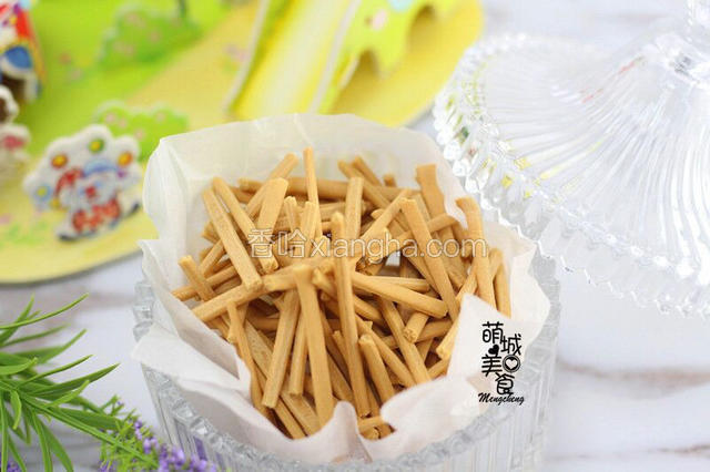 出炉后将细条掰成2.5cm左右的小段最方便食用。