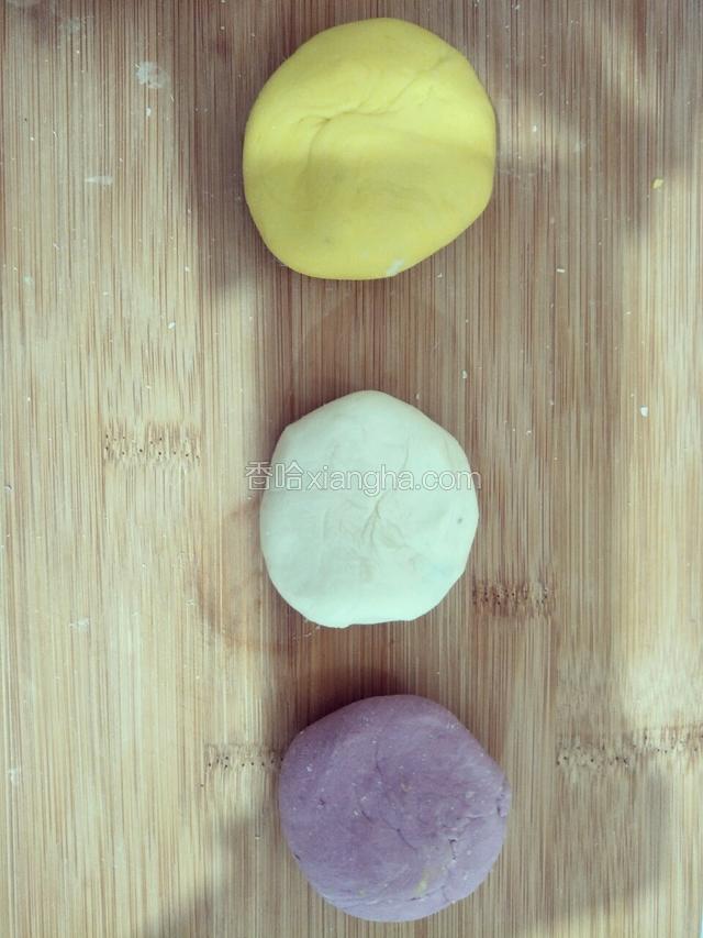 和面团发酵：30克南瓜泥+50克中筋面粉+酵母0.5克和成黄色面团。薯泥30克+中筋面粉50克+酵母0.5克和成紫色面团。水25毫升+中筋面粉50克+酵母0.5克和成白色面团。这3个面团分别用保鲜膜包上放到辅食盒中盖上盖子，放到阳光下进行发酵至2倍大。

