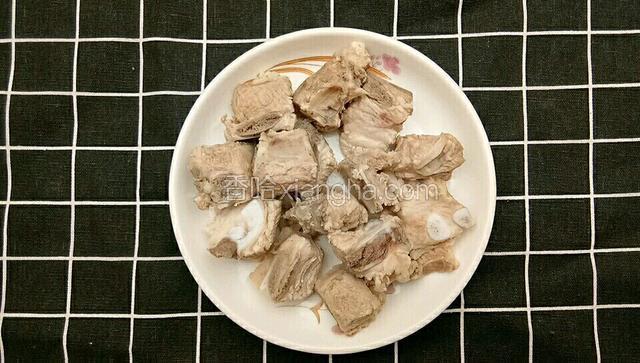 将排骨放入凉水中，加料酒煮至水开2分钟，捞出用凉水冲洗干净备用