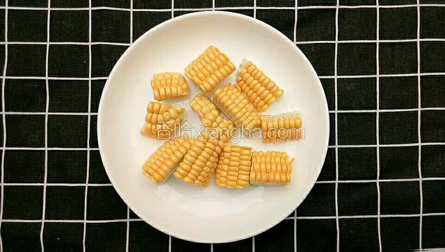 玉米洗净切小段备用
