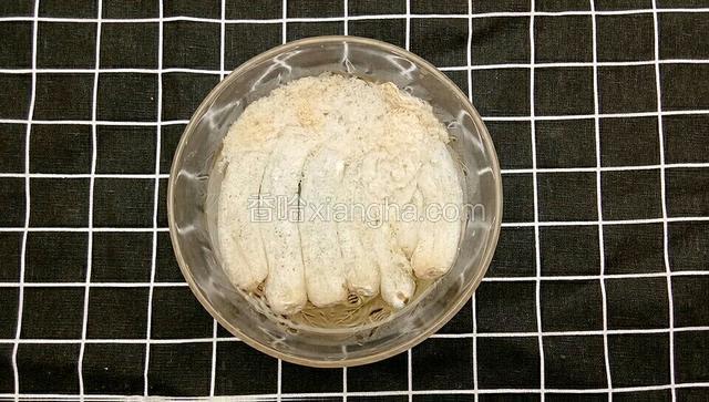 竹荪用淡盐水浸泡十分钟