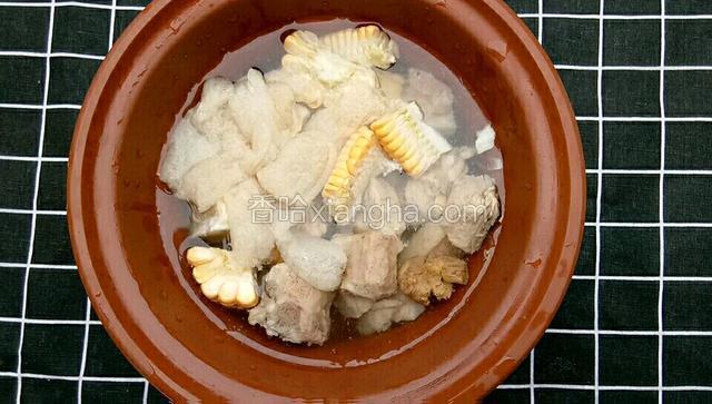 加适量水大火烧开转小火慢炖一个半小时，出锅前十分钟前加入枸杞和适量盐调味就可以了