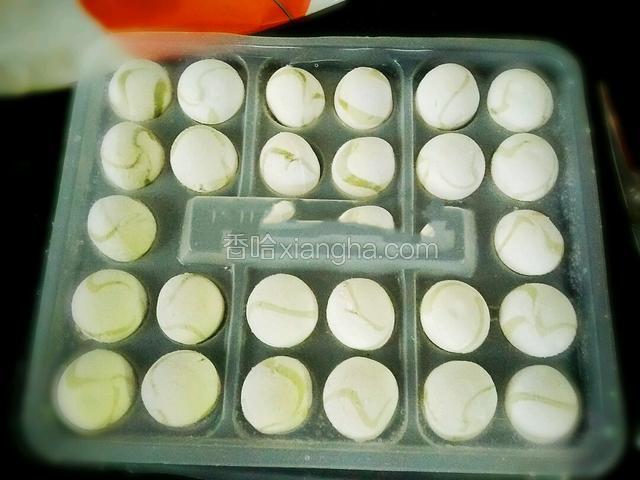 准备好水果汤圆一份，人多就多煮