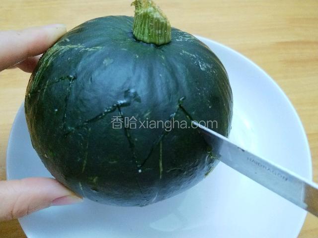 把小南瓜洗净后，切开一个盖子。稍微用点力，切进中间，才容易打开。