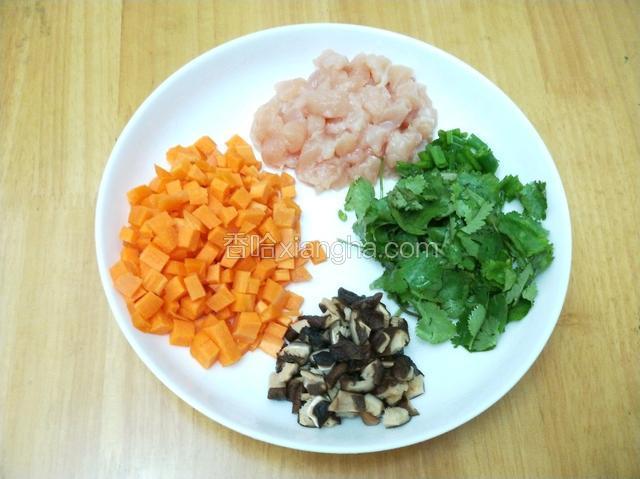 准备馅料。把鸡肉、香菇、胡萝卜、香菜和葱切丁备用。