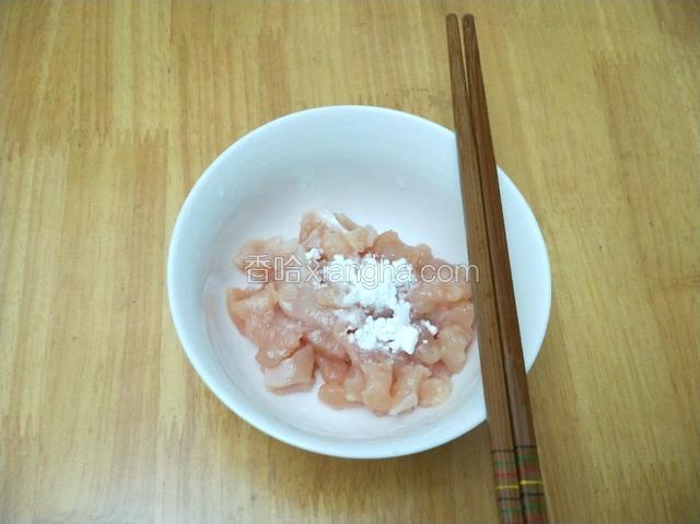 鸡肉中加入生粉、盐、酱油、料酒、胡椒粉，