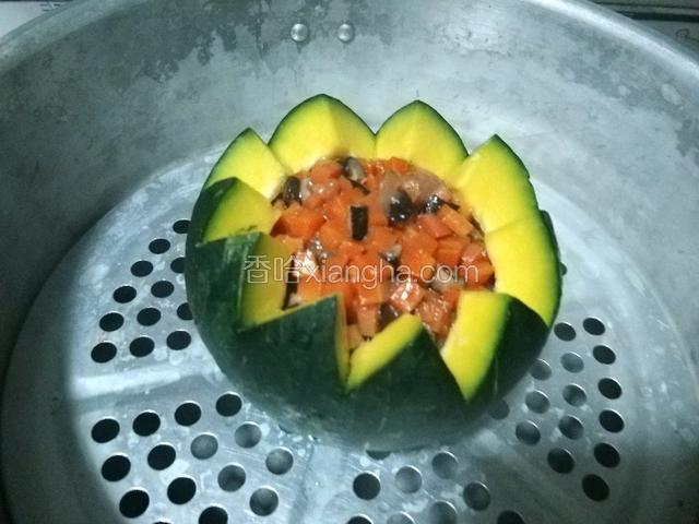 把南瓜盅放入高压锅内。