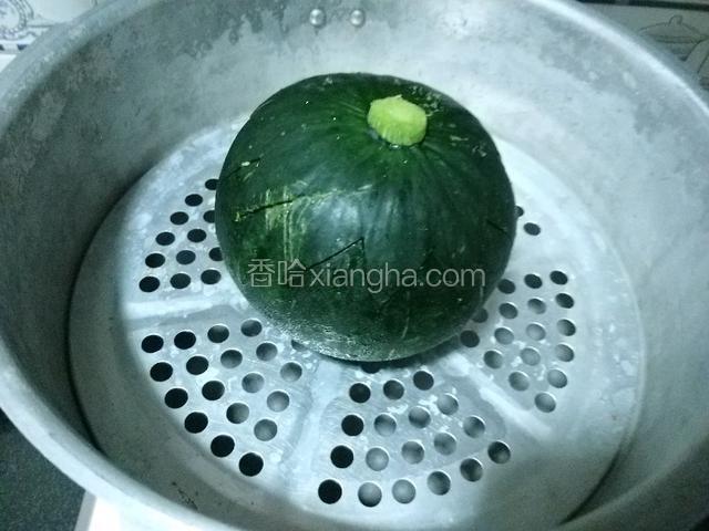 盖上南瓜盖子，隔水蒸（压）15分钟。