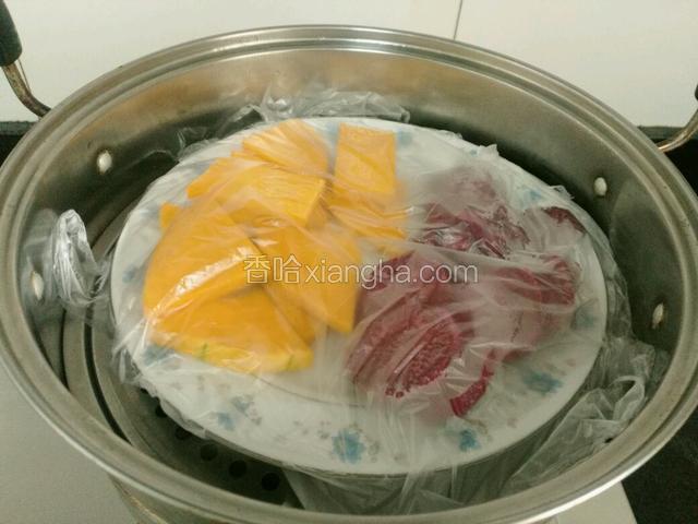 南瓜，紫薯去皮放盘子里盖上保鲜膜蒸熟，