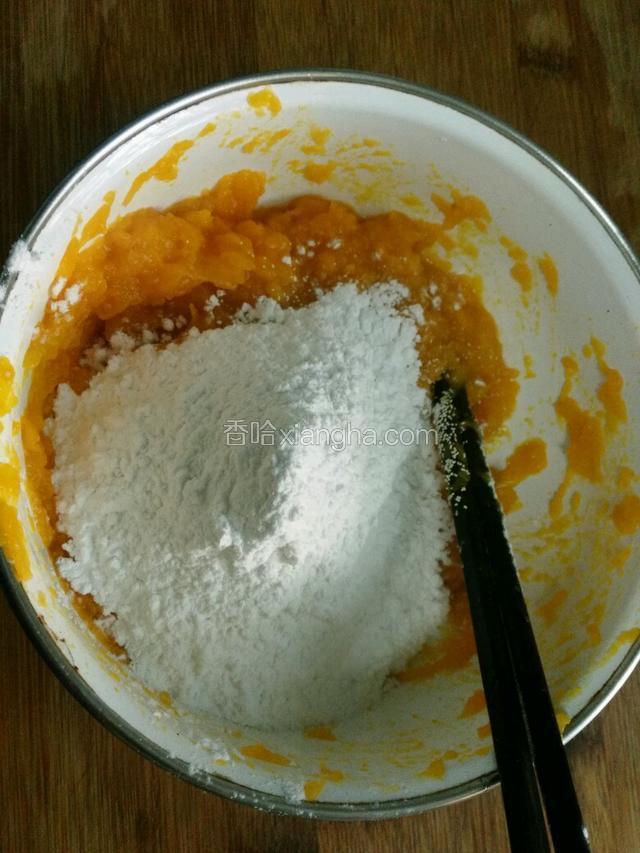 南瓜蒸好用勺子压成泥，放糯米粉，糖，面粉糖搅拌均匀