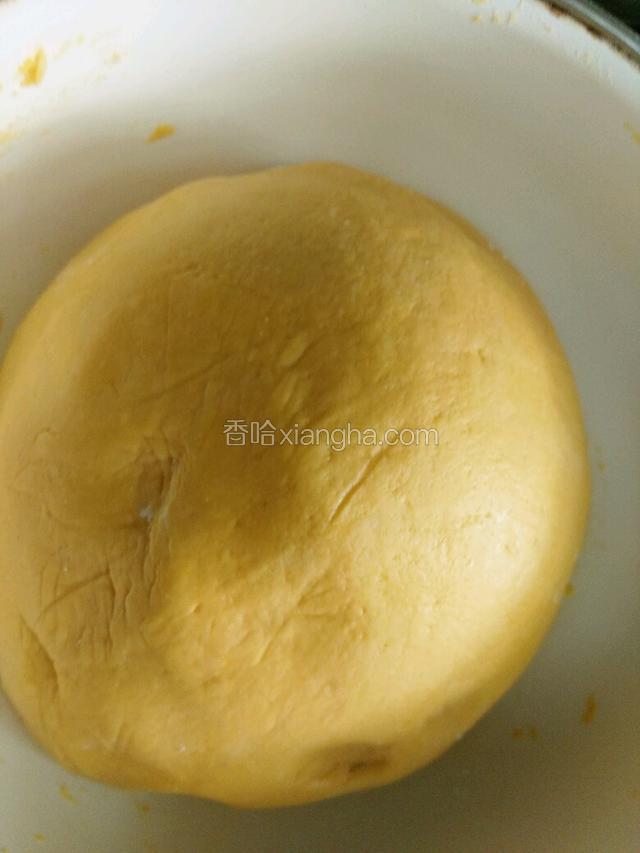 搅拌好揉成光滑面团