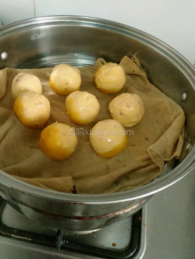 蒸锅水烧开，垫上纱布放进去蒸8——10分钟