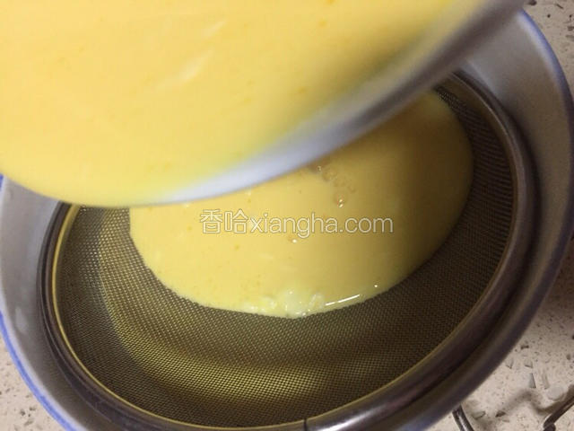 用滤网过滤蛋液
