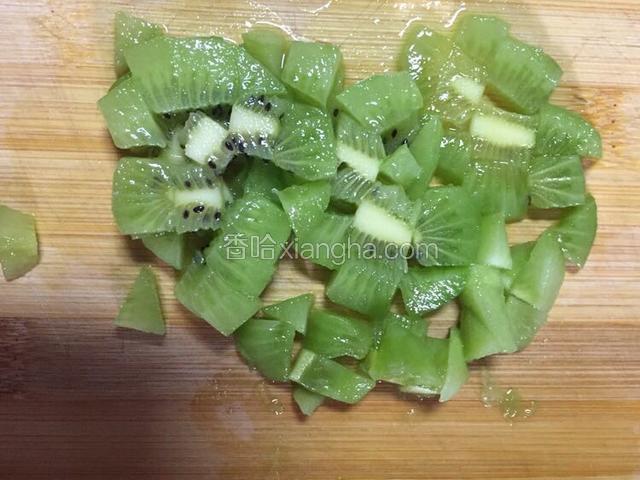 烤箱预热150度10分钟，中层放入蛋挞上下火15分钟
烤制期间奇异果去皮切丁，备用