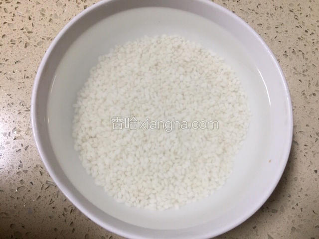 糯米冲洗干净，用清水浸泡备用
