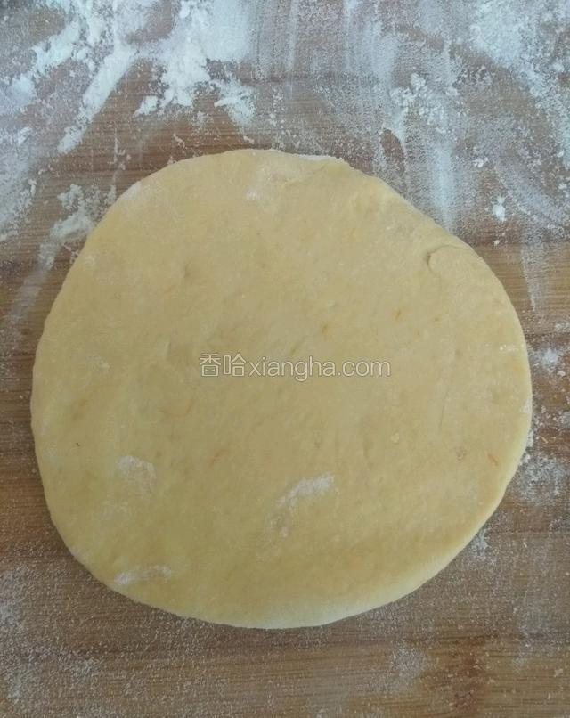 把南瓜面团用擀面杖擀成饼状