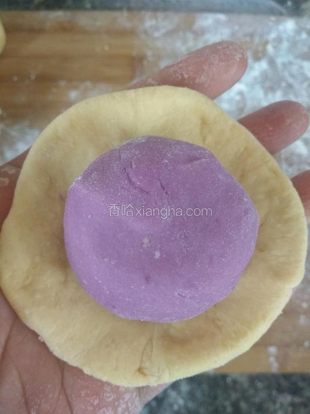 包入一个紫薯面团