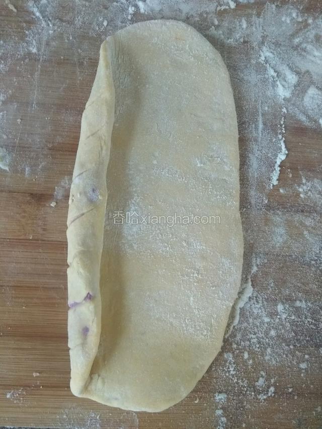 然后翻面，从长的一头卷起