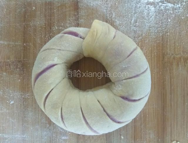 两头交叉，把小得一头塞在大头里，稍微固定