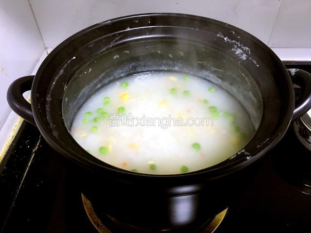 倒入焯烫后的豌豆、玉米粒，胡萝卜丁，小火继续煮10分钟。