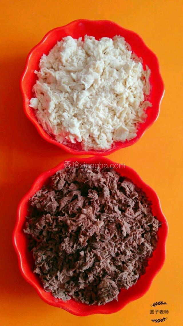 1.白色的面盆里搅拌匀了之后，到入137.5克的（温水）用筷子漫漫的调成絮状。
2.可可面盆里用180克的（温水）调成絮状。