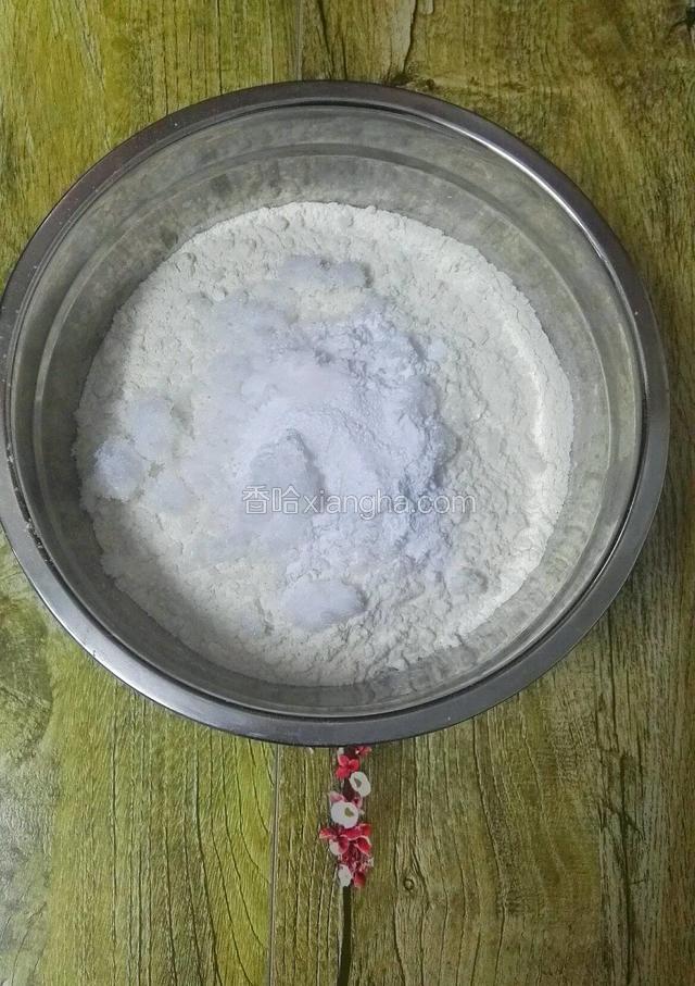 把面粉，糖，泡打粉，盐，倒入一个盆子里面搅拌均匀