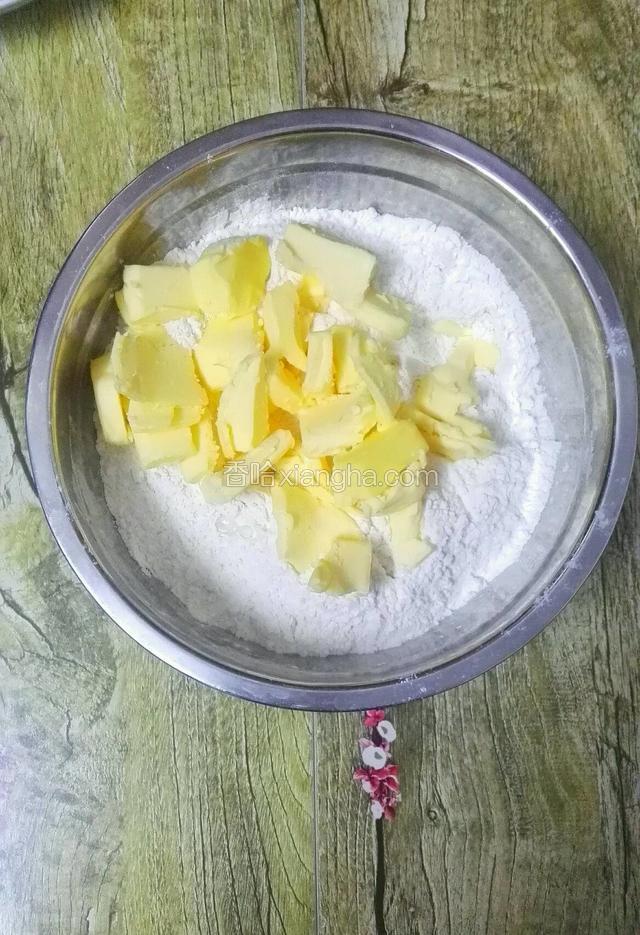 黄油软化后倒入混合后的粉类