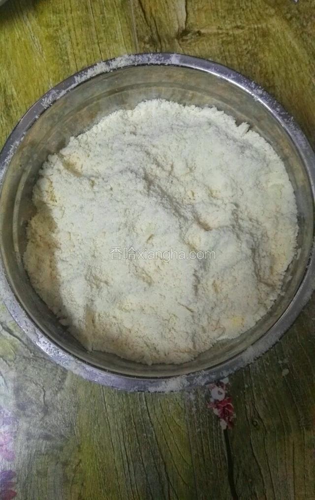 把黄油和粉类混合，用手搓成像粗玉米面状的形态就好了，如图所示