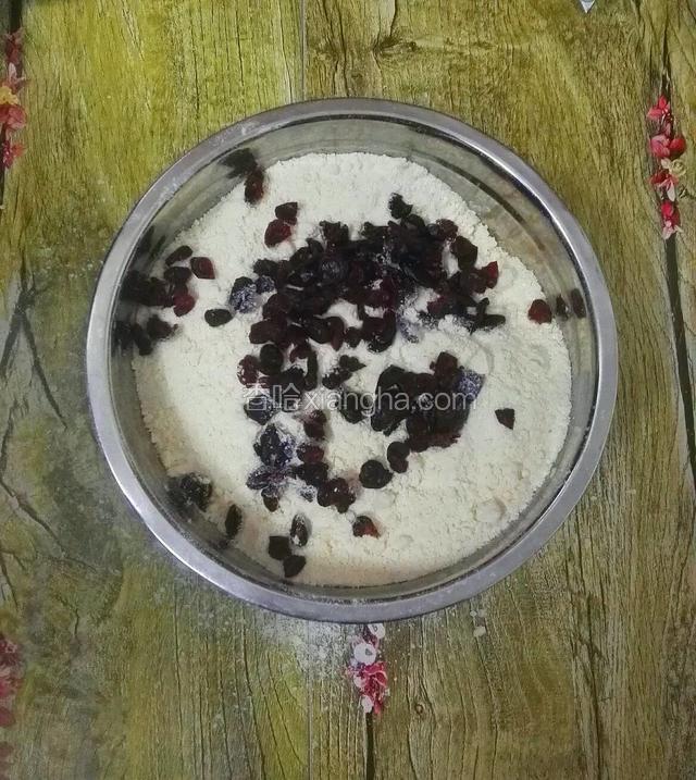 把蔓越莓丁倒入粉中