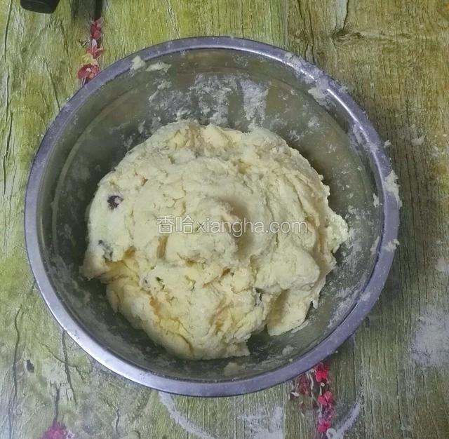翻拌均匀，但不要过分的揉拌，拌到无干粉就可以了