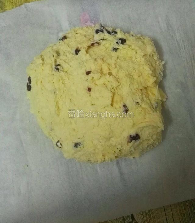 把拌好的面团，放在油纸上