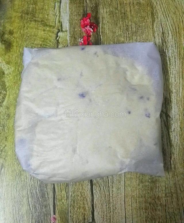 稍微整形后，把面团用油纸包住，放冰箱冷藏20分钟
