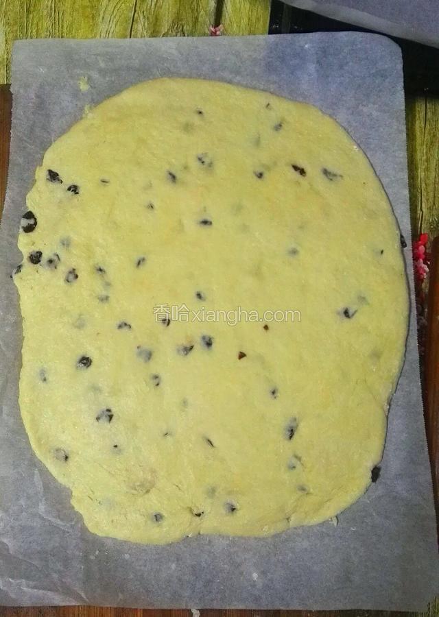 时间到后取出，擀成约2厘米厚的圆皮