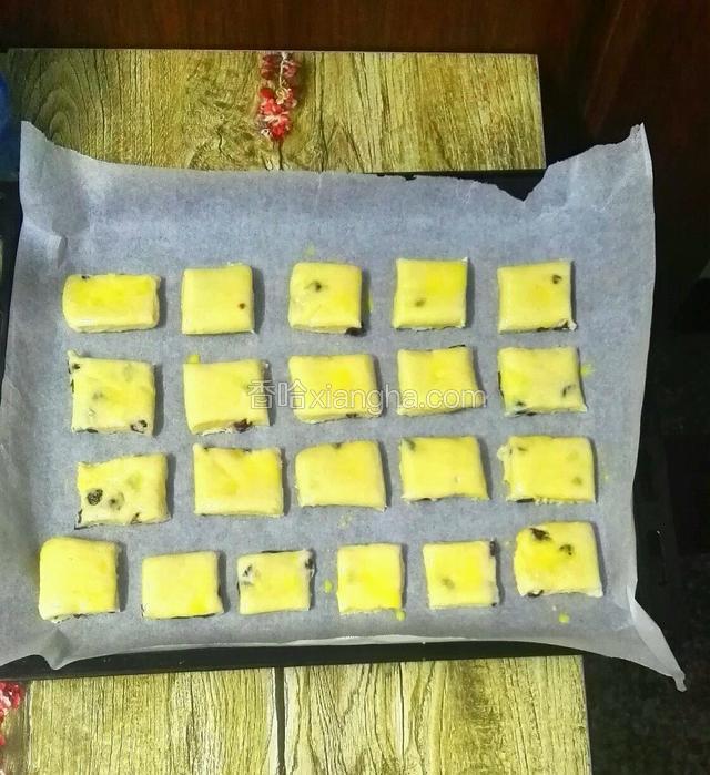 把面块刷上一层蛋液