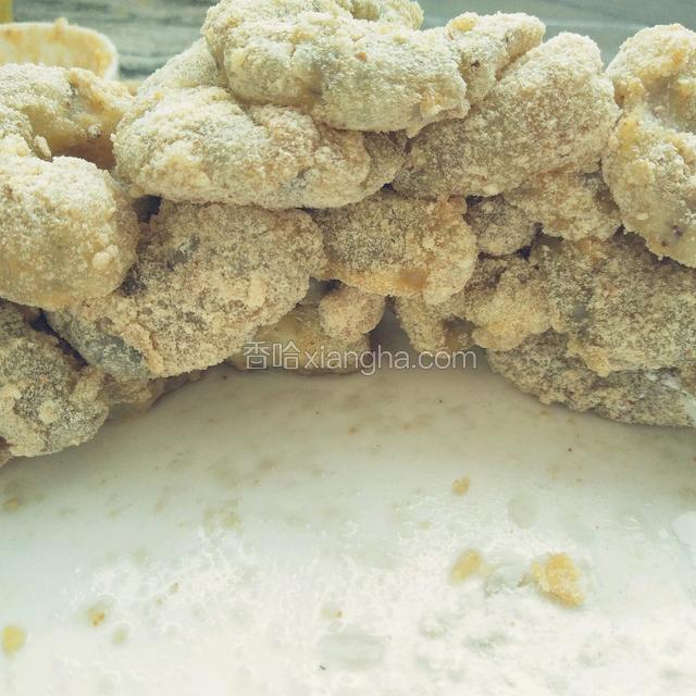  一次做完所有的虾仁放在碗里备用