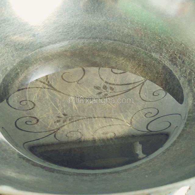 锅中倒入适量的油