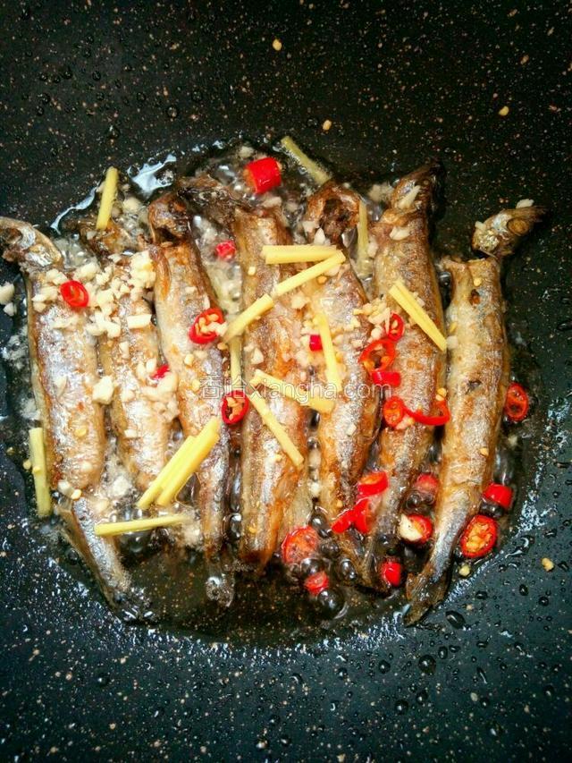 感觉见煎得差不多的时候，下生姜、蒜沫、辣椒 之前锅里多放些油，就是用来爆香这些的