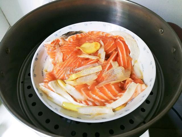 蒸锅水开放入三文鱼骨蒸八分钟焖三分钟