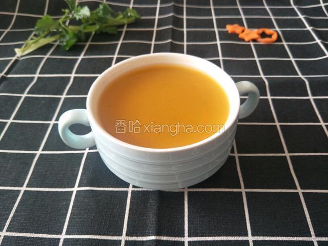 将南瓜和胡萝卜糊倒入碗中，这就是成品啦！很简单是不是！