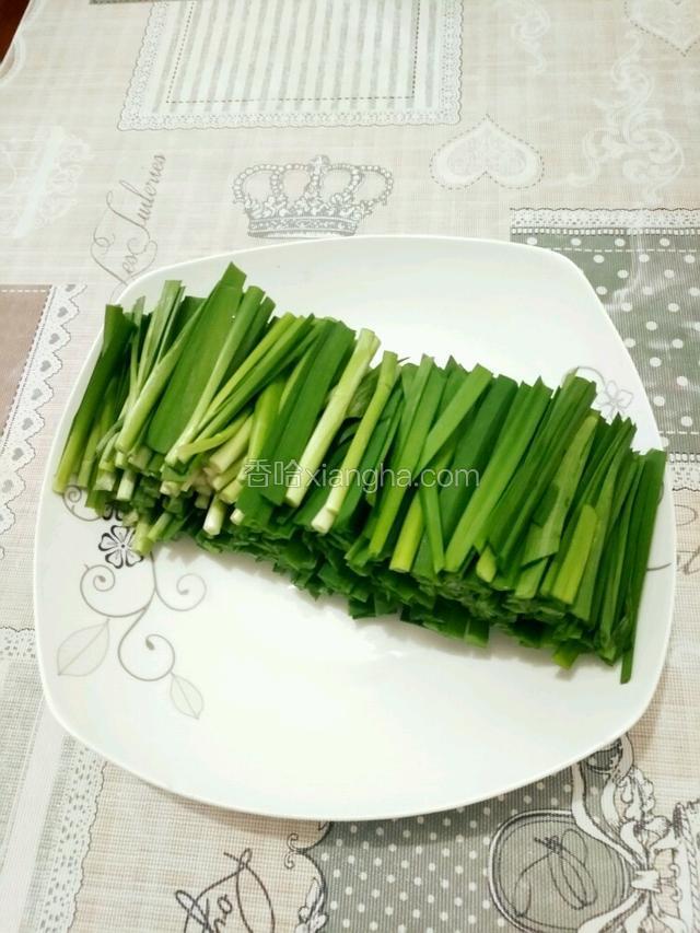 韭菜洗干净切断备用