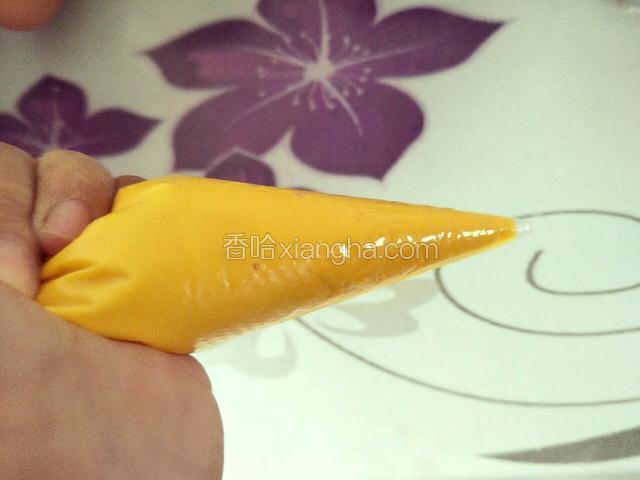 将裱花袋剪一小口，口的大小约为0.5cm,大小各位宝妈可以自己定，我这里只是参考哦！此时将烤箱调至100度，预热10分钟。