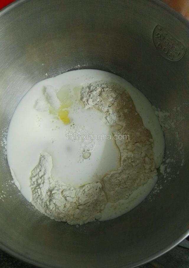 把高筋面粉，一个鸡蛋，盐，糖，酵母，淡奶油，牛奶，倒入厨师机桶，进行揉拌