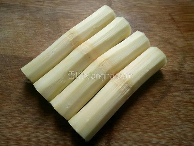 已经用清水洗净去皮的甘蔗
选出四段