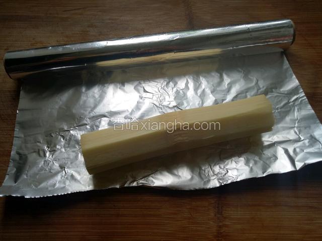 准备的锡纸
把甘蔗放在中间
两端保留出多余的锡纸