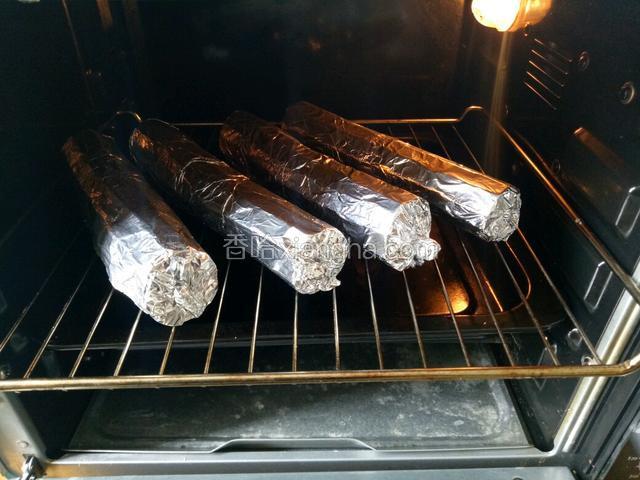 烤到一半的时间打开烤箱
带上防护手套给甘蔗翻个面
继续烤