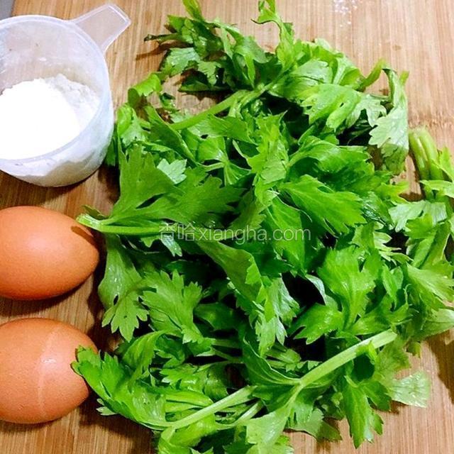 芹菜叶洗净，准备2个鸡蛋，1碗面粉。