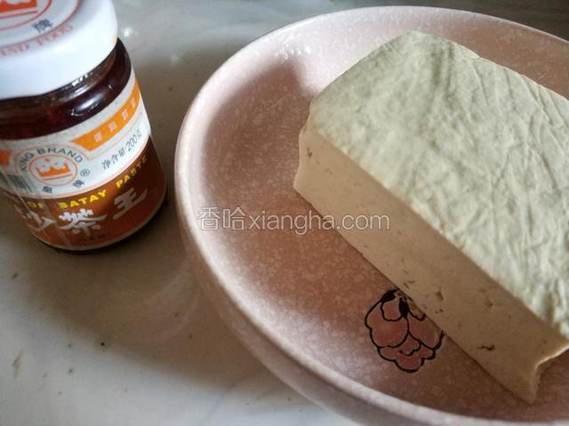 准备豆腐和沙茶酱。